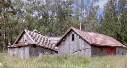 Old, wave-roofed houses on the island of Houtskär